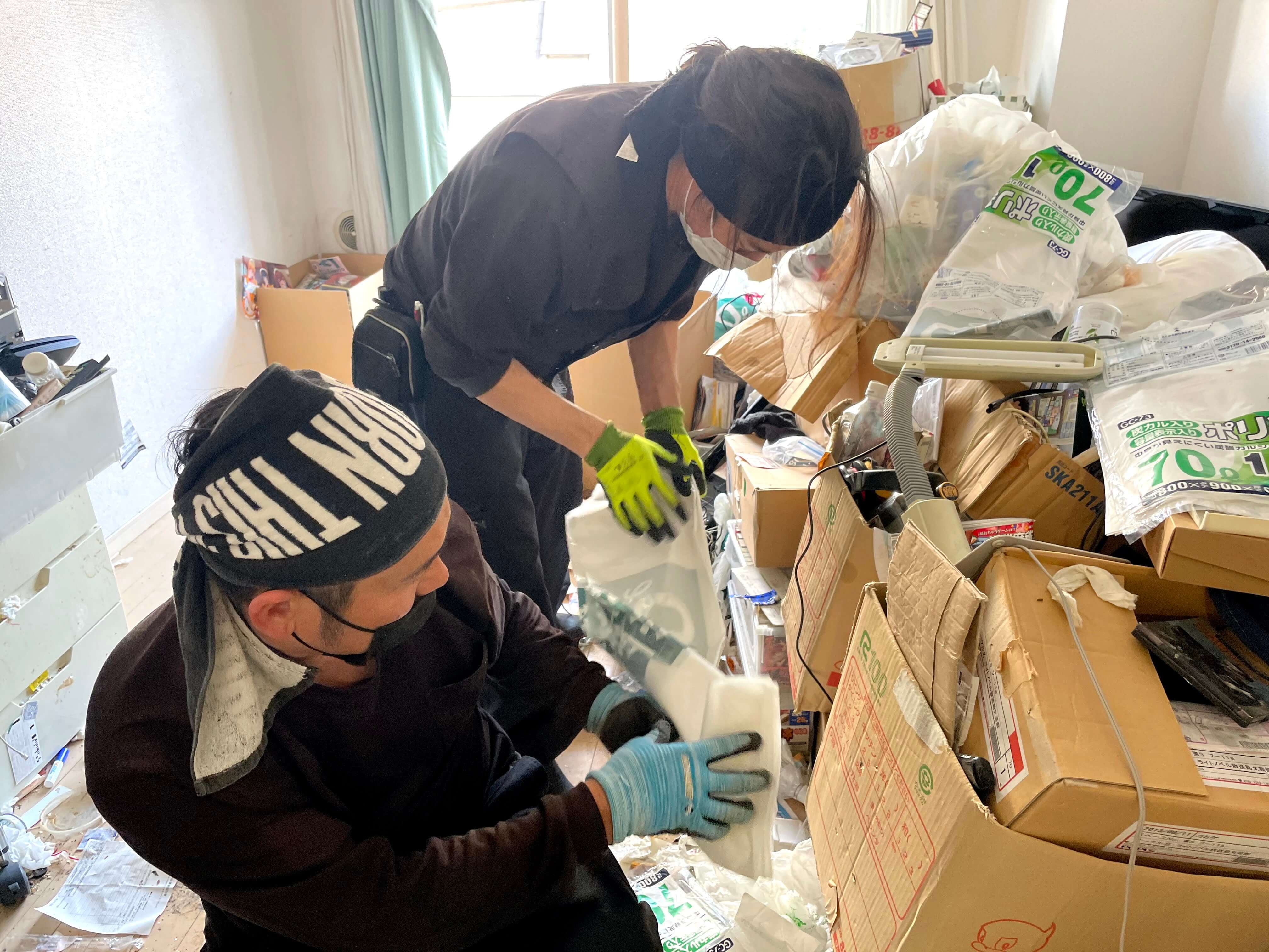 汚部屋片付け中のスタッフ