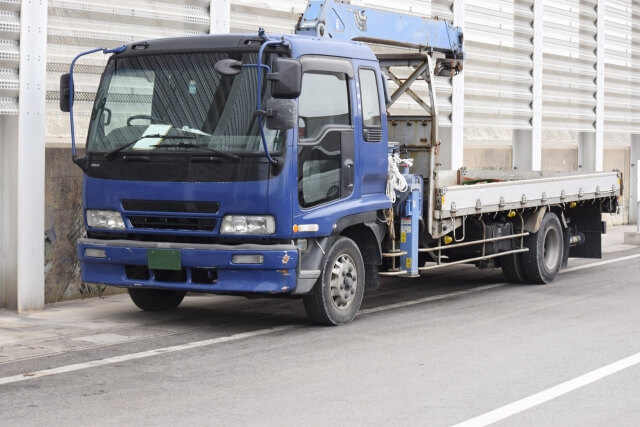 家具　吊り上げ　クレーン車